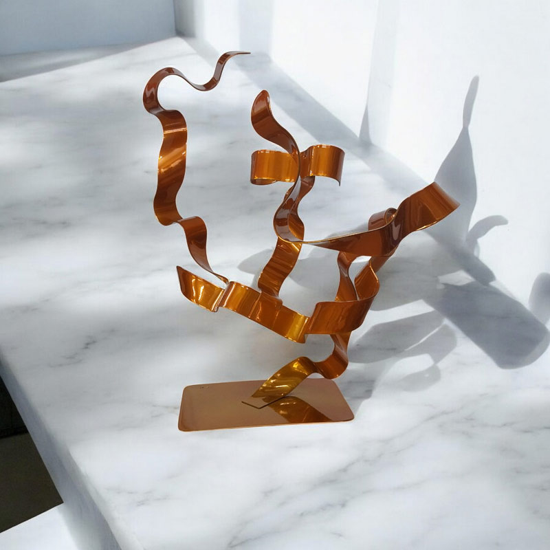 sculpture abstraite arbre ruban acier peint orange vue de face