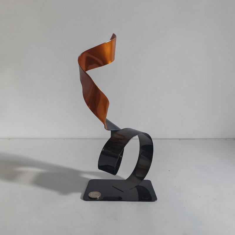 sculpture ruban acier peint orange et noir pièce unique contemporaine avec pièce euro pour échelle