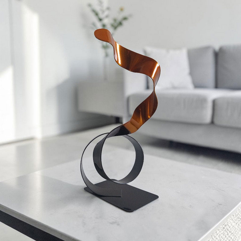 sculpture ruban acier peint orange et noir pièce unique contemporaine NaguraDesign en situation