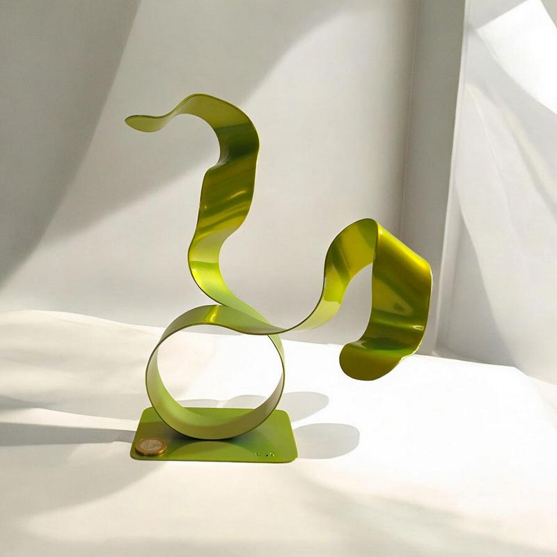 sculpture ruban acier peint vert anis pièce unique artisanale contemporaine avec pièce euro pour échelle