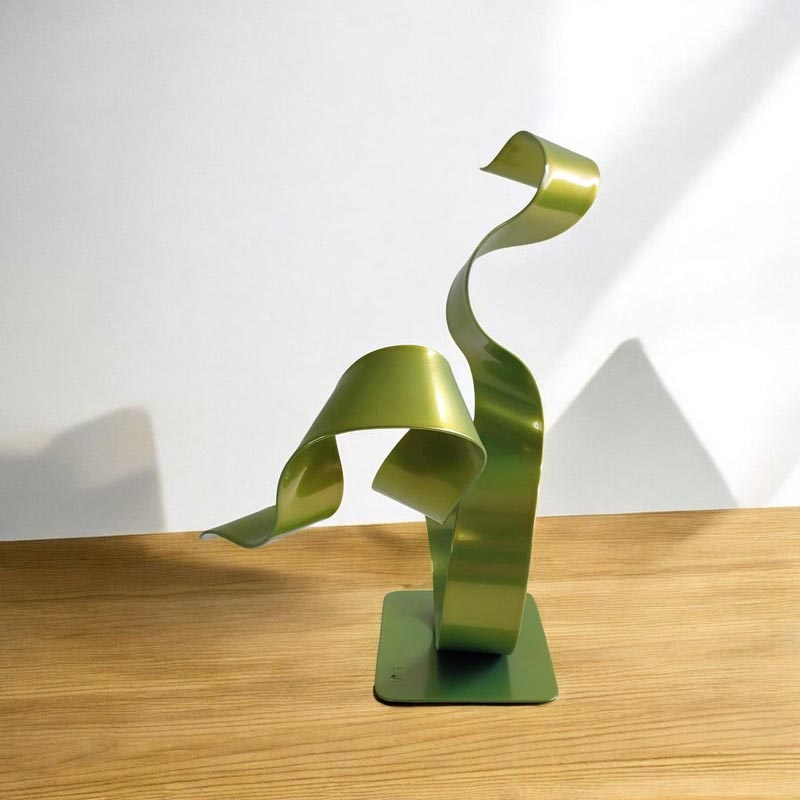 sculpture ruban acier peint vert anis pièce unique artisanale contemporaine vue de profil