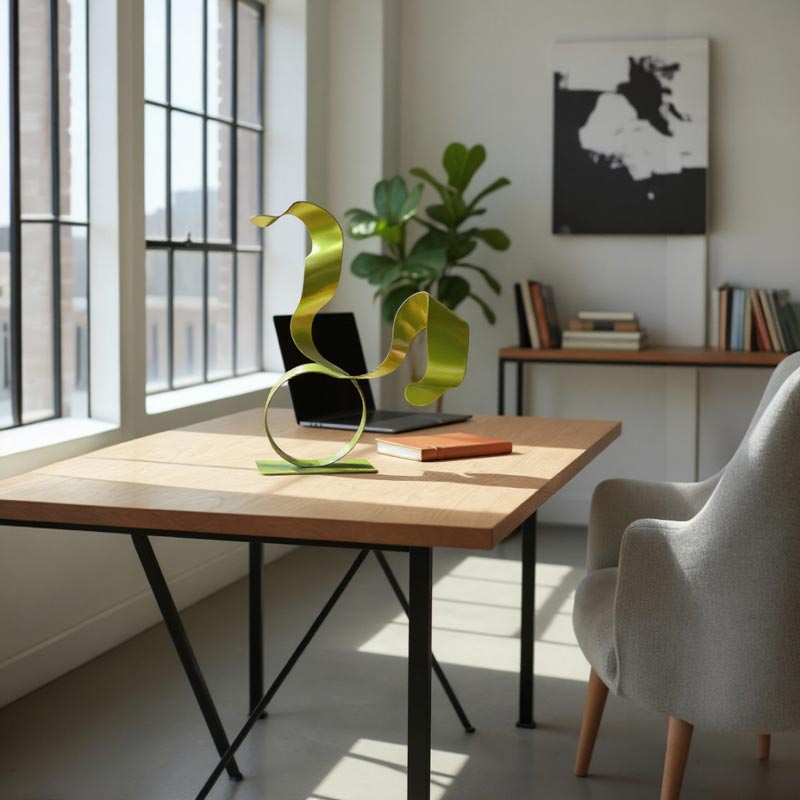 sculpture ruban acier peint vert anis pièce unique artisanale contemporaine en situation