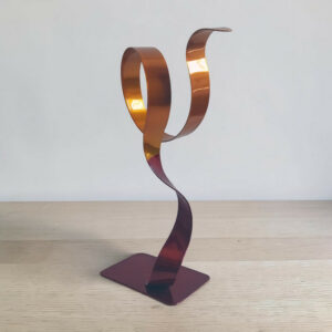 Sculpture métal abstraite rouge et orange contemporaine NaguraDesign, réalisée à la main.