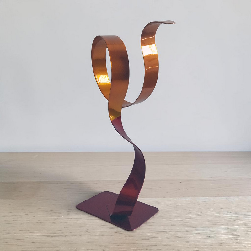 Sculpture métal abstraite rouge et orange contemporaine NaguraDesign, réalisée à la main.