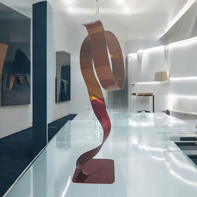 Sculpture métal abstraite rouge et orange vue de face