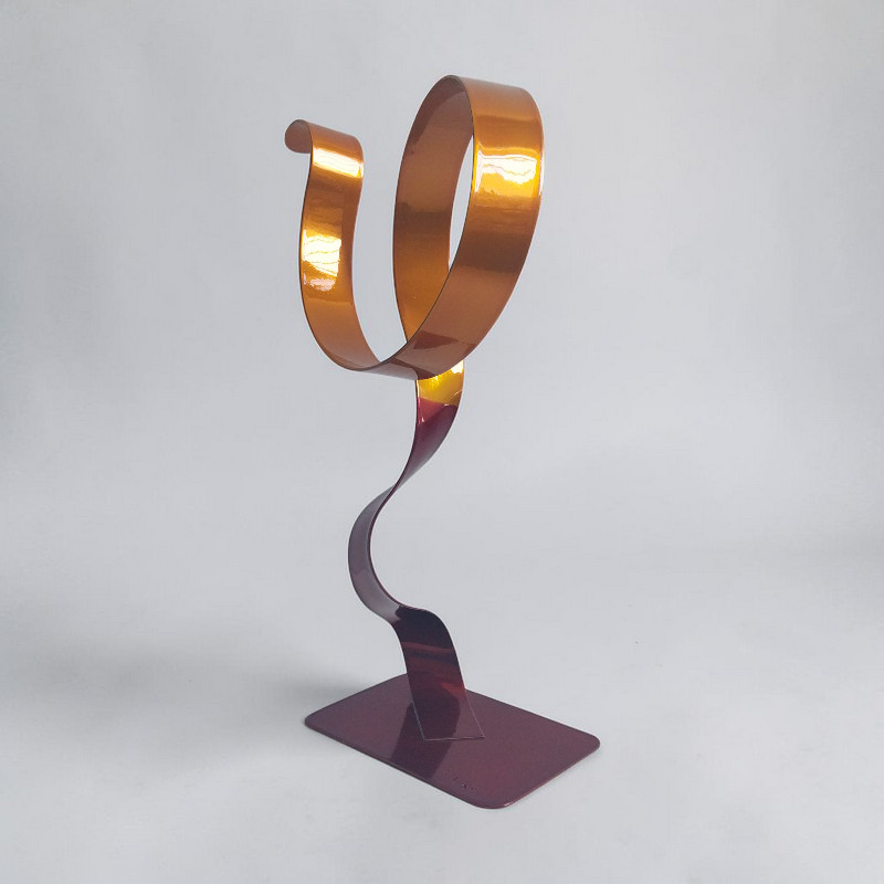 Sculpture métal abstraite rouge et orange NaguraDesign, réalisée à la main profil