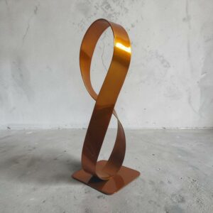 Sculpture abstraite ruban Mobius acier peint orange – pièce unique design moderne NaguraDesign