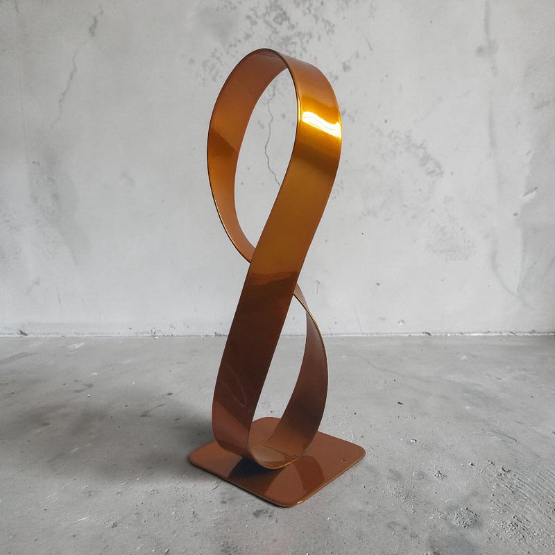 Sculpture abstraite ruban Mobius acier peint orange – pièce unique design moderne NaguraDesign