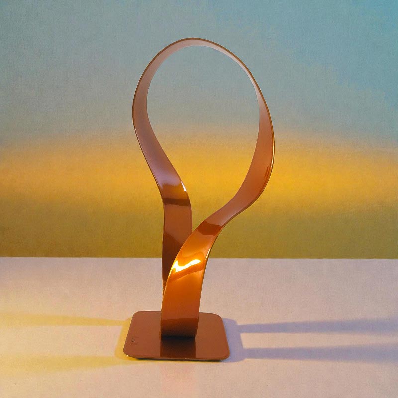 Sculpture abstraite ruban Mobius acier peint orange – pièce unique design moderne NaguraDesign vue de dos