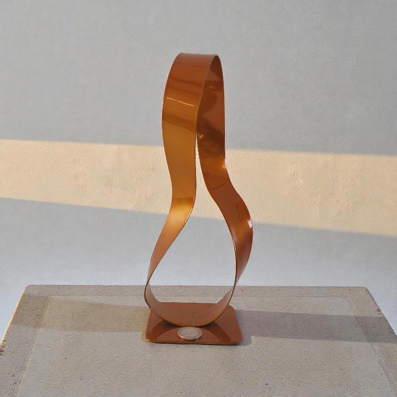 Sculpture abstraite ruban Mobius acier peint orange – pièce unique design moderne NaguraDesign avec pièce euro comme échelle