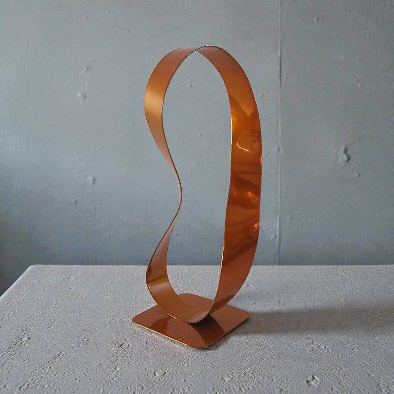 Sculpture abstraite ruban Mobius acier peint orange – pièce unique design moderne NaguraDesign vue de profil