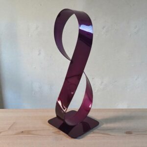 Sculpture métal ruban Möbius violet façonnée à la main pièce artisanale moderne NaguraDesign