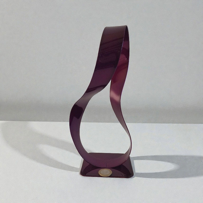 Sculpture métal ruban Möbius violet façonnée à la main pièce artisanale moderne avec pièce euro pour échelle