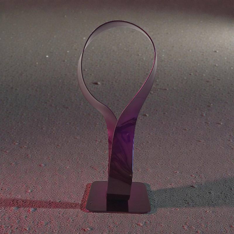 Sculpture métal ruban Möbius violet façonnée à la main pièce artisanale moderne vue de face