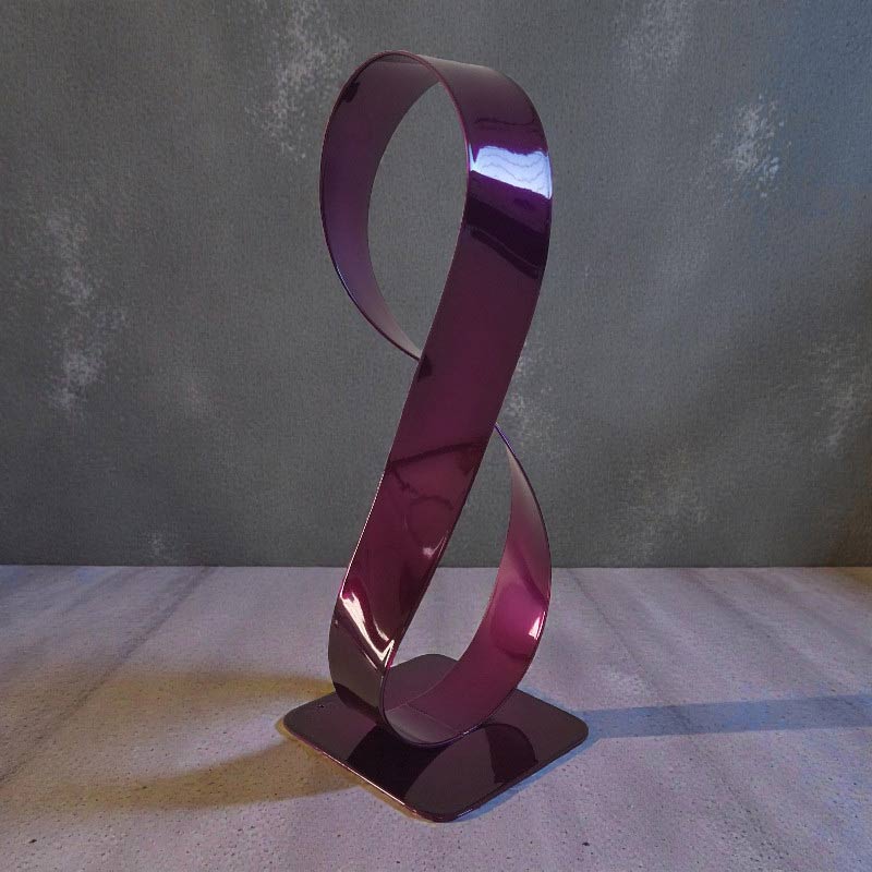 Sculpture métal ruban Möbius violet façonnée à la main pièce artisanale moderne vue de profil