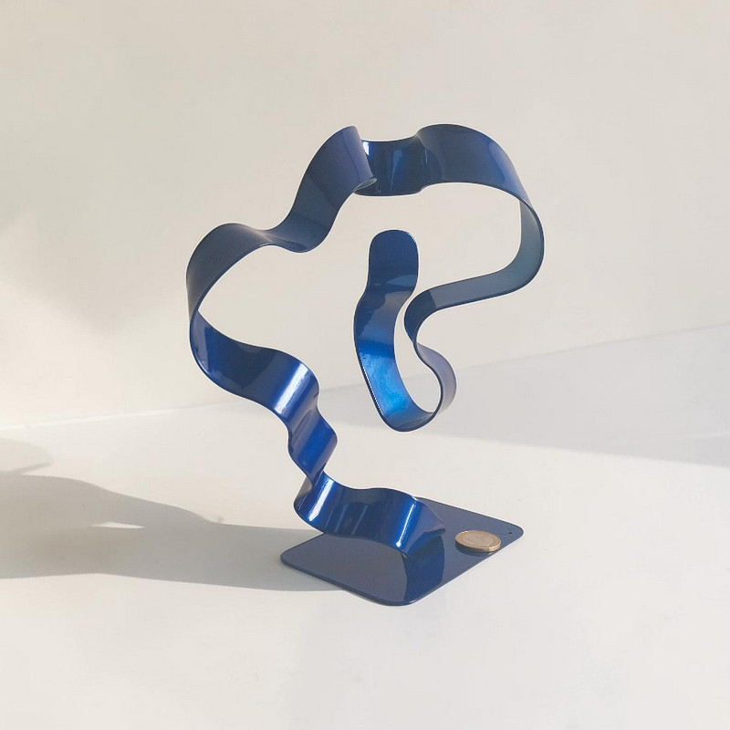 sculpture ruban acier peint bleu marine fabrication unique artisanale avec pièce euro comme échelle