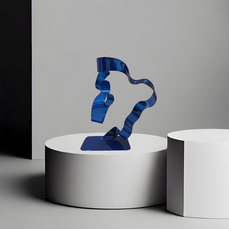 sculpture ruban acier peint bleu marine pièce unique artisanale contemporaine de face