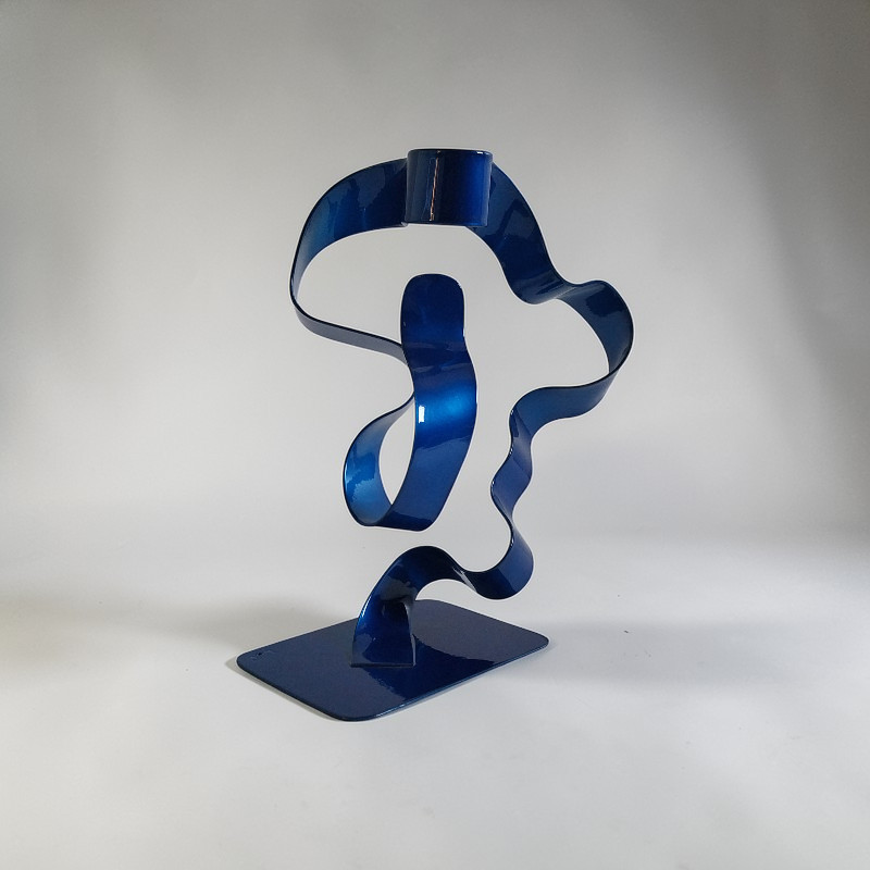 sculpture ruban acier peint bleu marine pièce unique artisanale contemporaine de profil