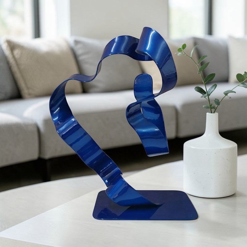 sculpture ruban acier peint bleu marine pièce unique artisanale contemporaine dans un salon