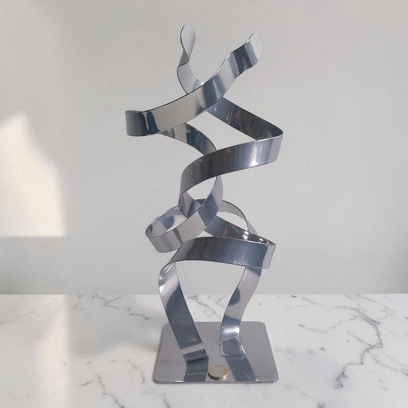 sculpture métal 2 cercles rubans chrome NaguraDesign pièce unique artisanale contemporaine avec pièce euro comme échelle