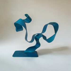 Sculpture abstraite en métal torsadé bleu turquoise création artisanale moderne NaguraDesign