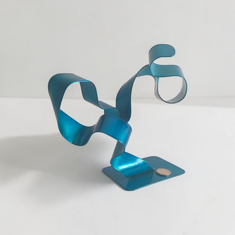 Sculpture abstraite en métal torsadé bleu turquoise création artisanale moderne NaguraDesign avec pièce euro comme échelle