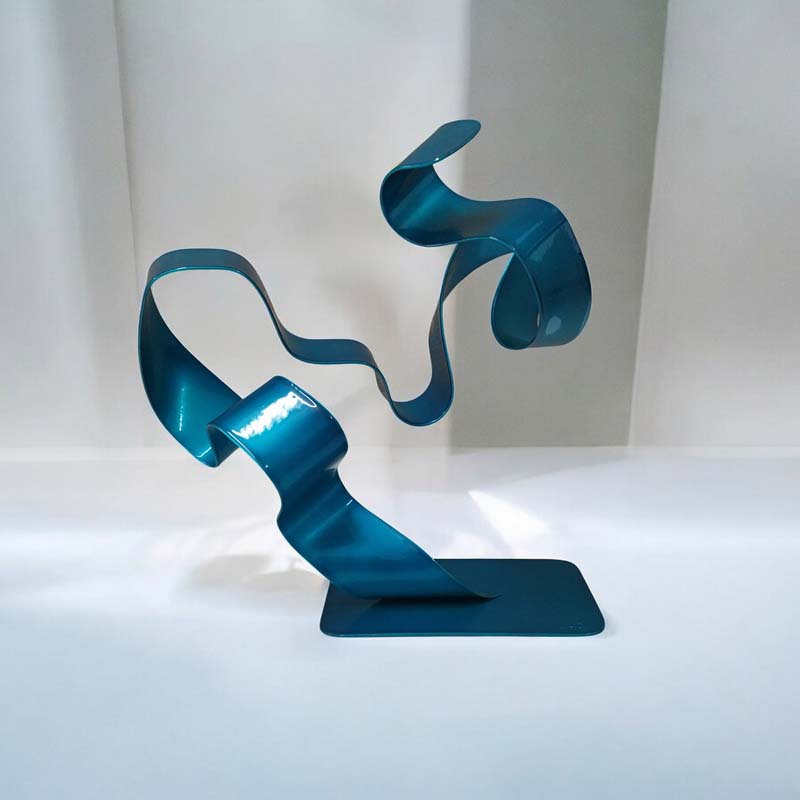 Sculpture abstraite en métal torsadé bleu turquoise création artisanale moderne vue de face