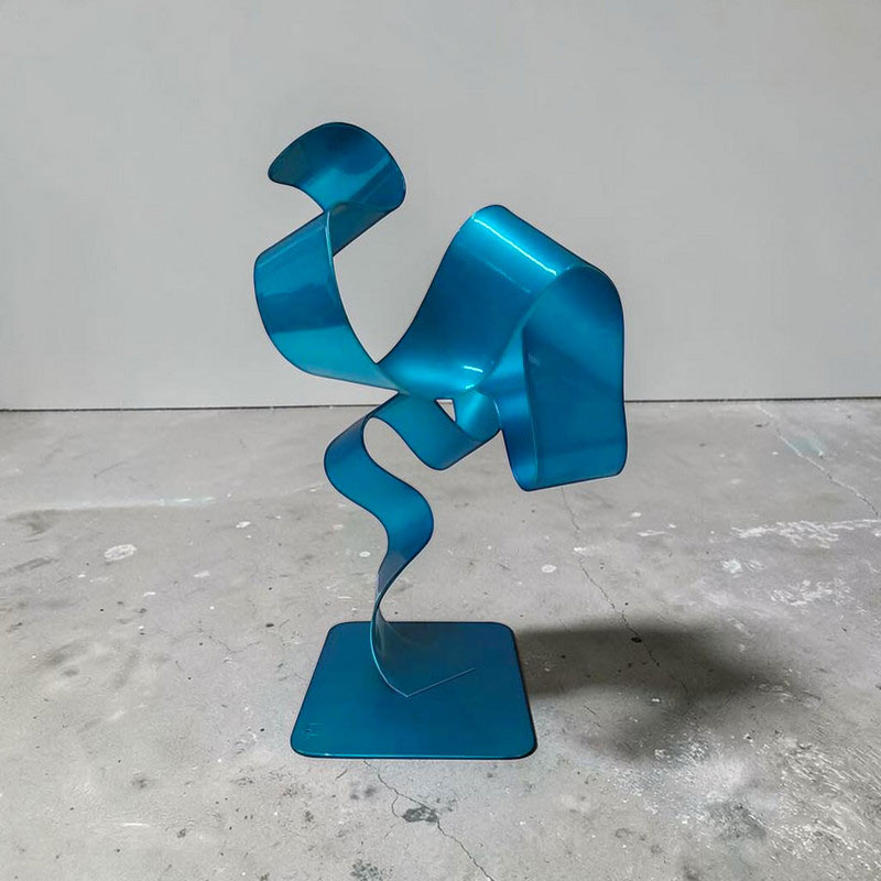 Sculpture abstraite en métal torsadé bleu turquoise création artisanale moderne de profil