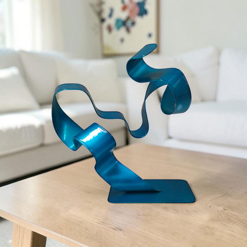 Sculpture abstraite en métal torsadé bleu turquoise création artisanale moderne dans un salon