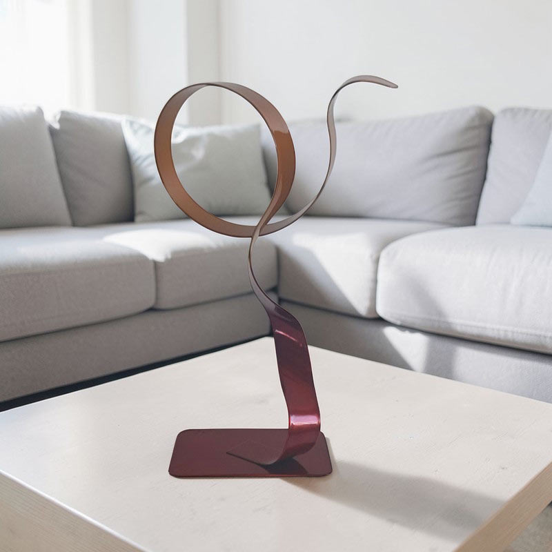 Sculpture métal abstraite rouge et orange NaguraDesign, dans un salon