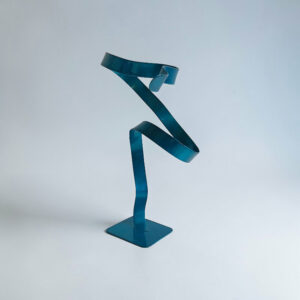 Sculpture abstraite ruban en métal torsadé bleu turquoise pièce unique création artisanale NaguraDesign