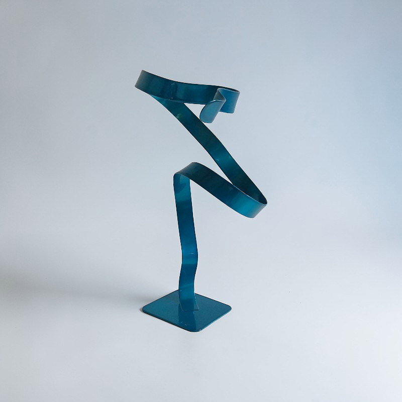 Sculpture abstraite ruban en métal torsadé bleu turquoise pièce unique création artisanale NaguraDesign