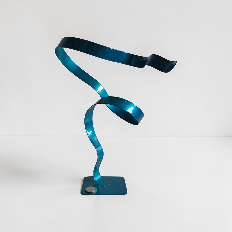 Sculpture abstraite ruban en métal torsadé bleu turquoise création artisanale avec pièce euro comme échelle