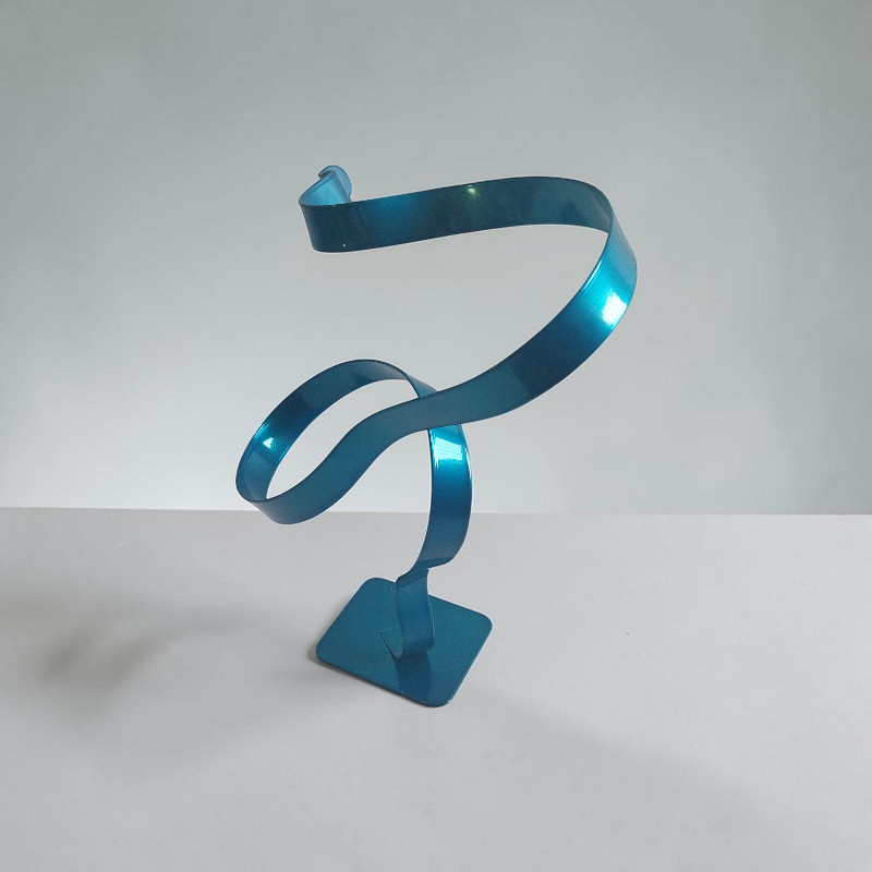Sculpture abstraite ruban en métal torsadé bleu turquoise création artisanale vue profil