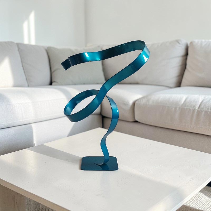 Sculpture abstraite ruban en métal torsadé bleu turquoise création artisanale en situation