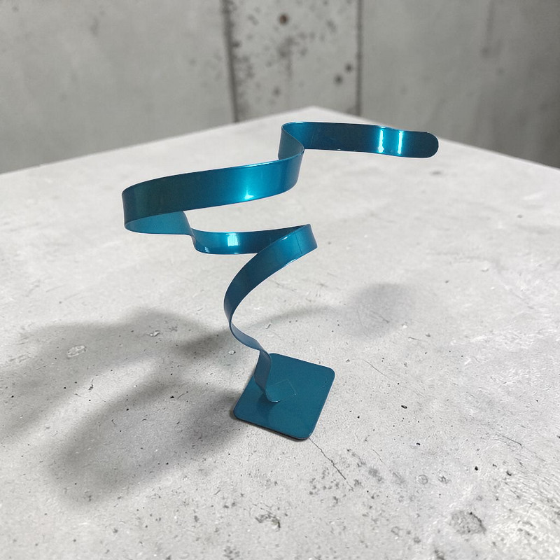 Sculpture abstraite ruban en métal torsadé bleu turquoise création artisanale vue dessus