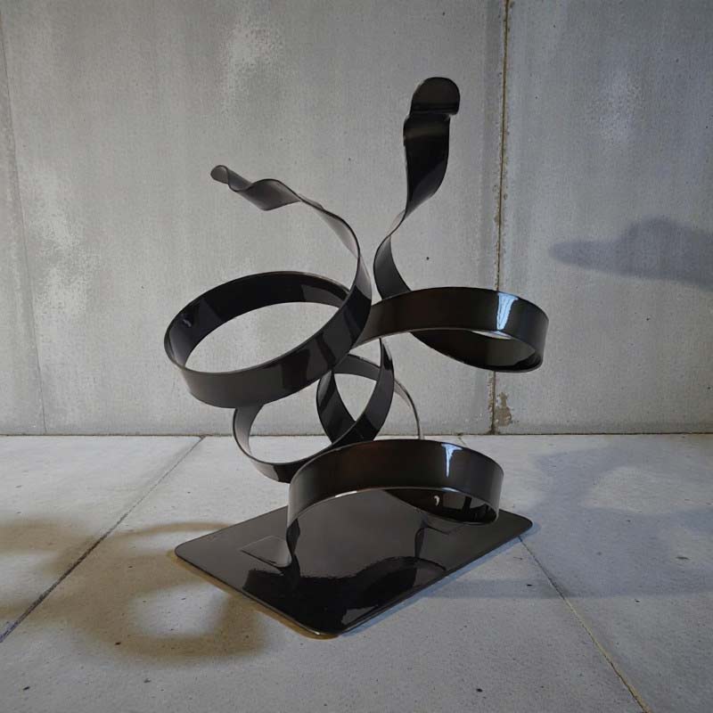 sculpture ruban acier peint noir brillant pièce unique moderne vue 3/4