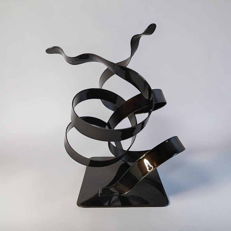 sculpture ruban acier peint noir brillant pièce unique moderne NaguraDesign