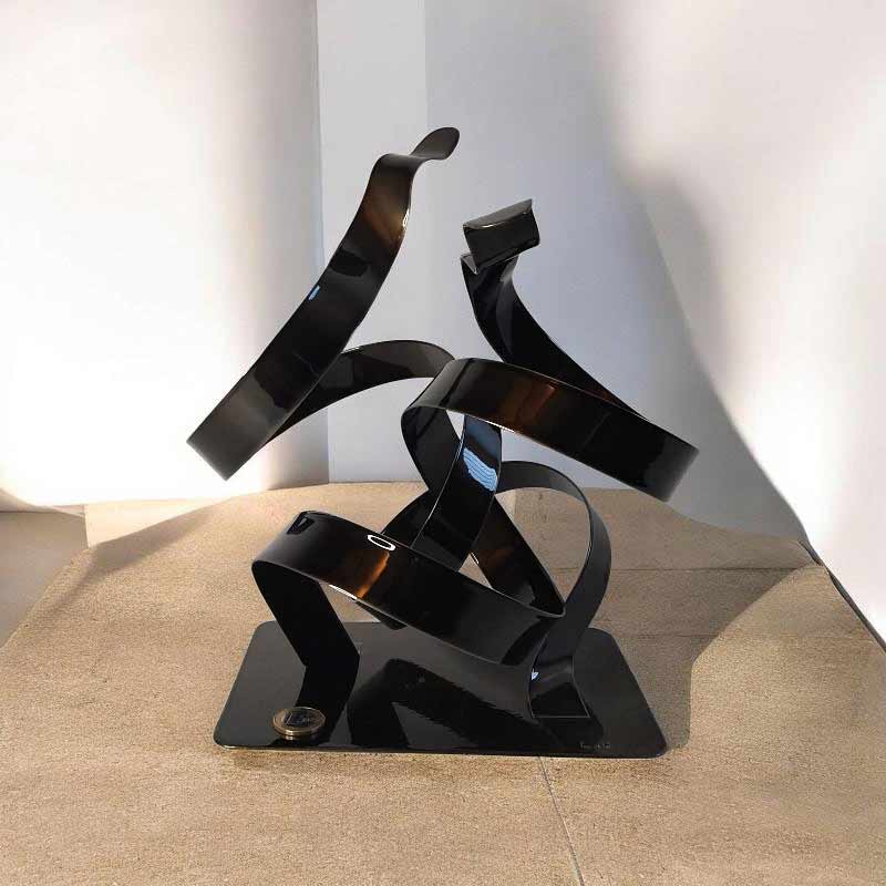 sculpture ruban acier peint noir brillant pièce unique moderne avec pièce euro comme échelle
