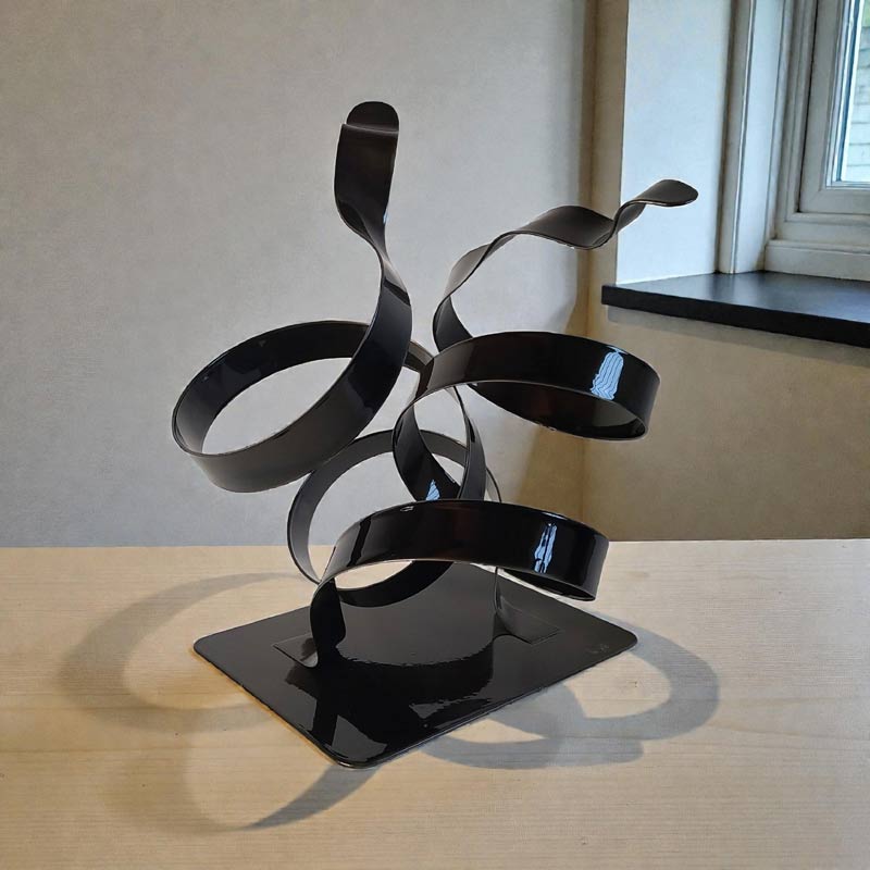 sculpture ruban acier peint noir brillant pièce unique moderne de profil