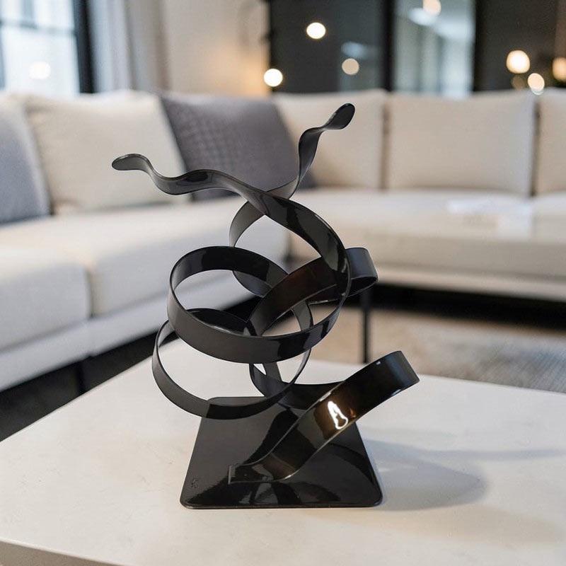 sculpture ruban acier peint noir brillant pièce unique moderne dans un salon