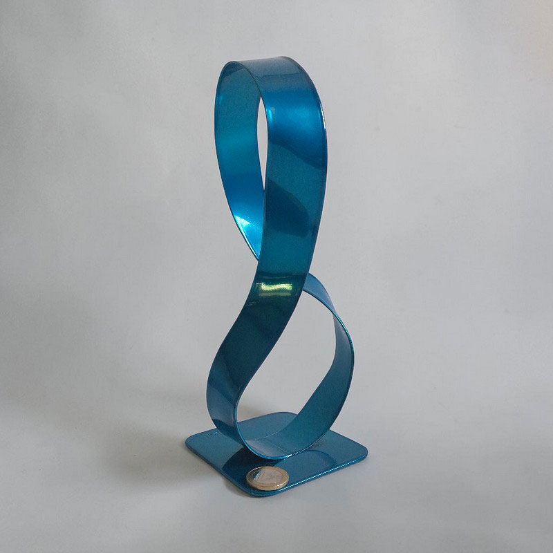 sculpture métal torsadé bleu turquoise ruban Möbius NaguraDesign pièce unique contemporaine échelle pièce euro