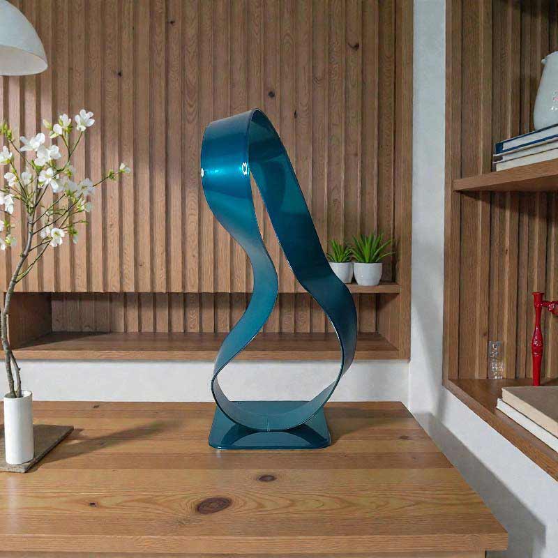 sculpture métal torsadé bleu turquoise ruban Möbius NaguraDesign pièce unique contemporaine situation