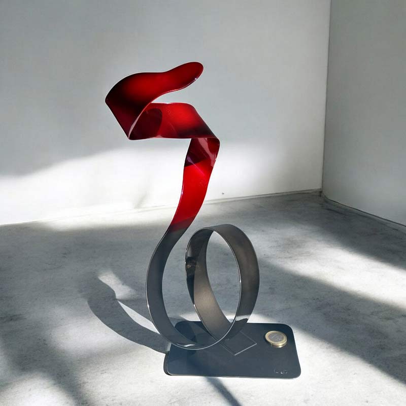 Sculpture ruban abstraite acier boucle rouge noir 29 cm ND-VIA-25-CERB-ROUGE-NOIR échelle