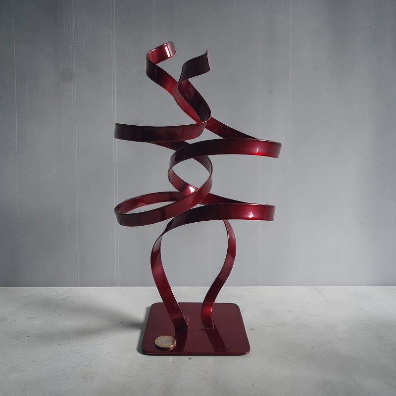 Sculpture ruban abstraite acier double torsion rouge 33 cm ND-VIA-15-2CER-ROUGE échelle