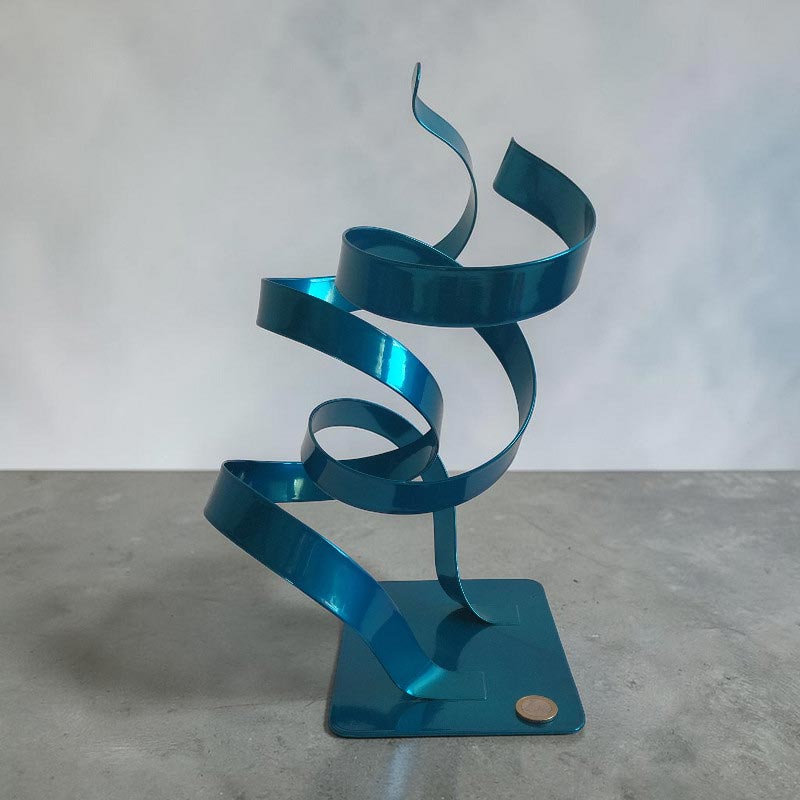 Sculpture ruban abstraite acier double torsion turquoise 36 cm ND-VIA-25-2CER-TURQUOISE échelle