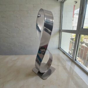 Sculpture métal ruban Mobius chrome – pièce unique contemporaine artisanale NaguraDesign