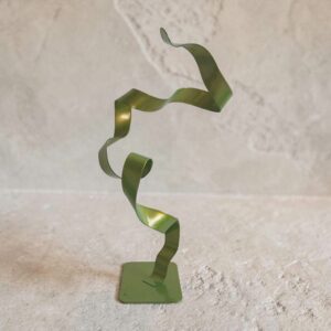 Sculpture ruban abstraite acier ondulation vert anis 37 cm ND-VIA-25-RUBAN-ANIS NaguraDesign