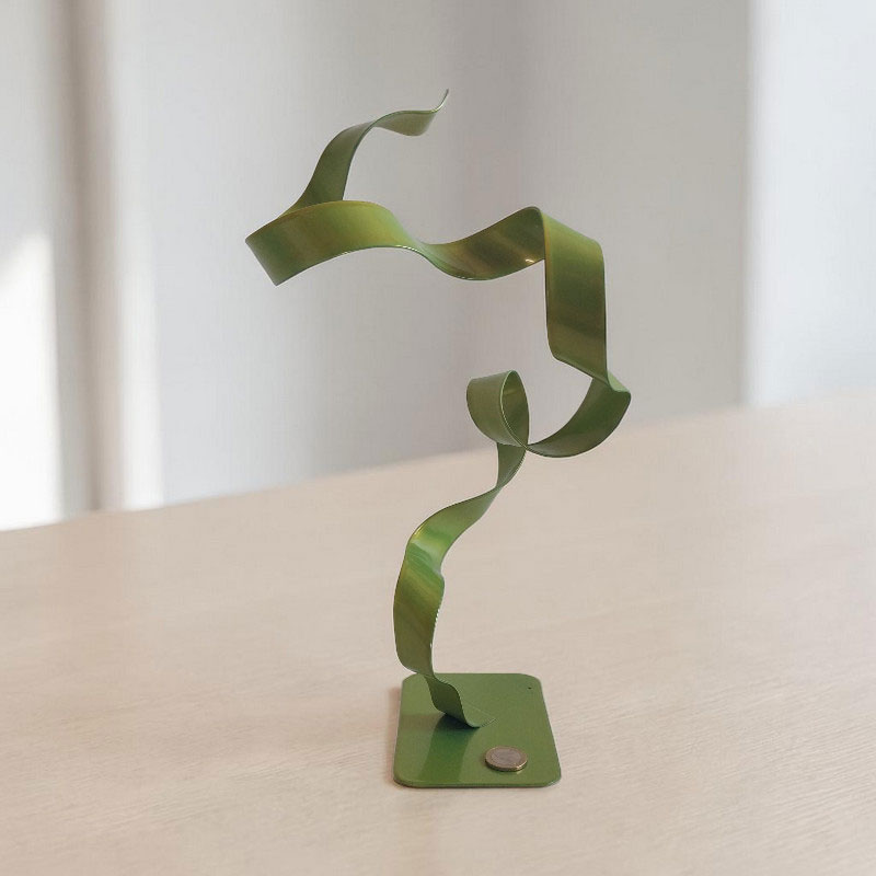 Sculpture ruban abstraite acier ondulation vert anis 37 cm ND-VIA-25-RUBAN-ANIS échelle