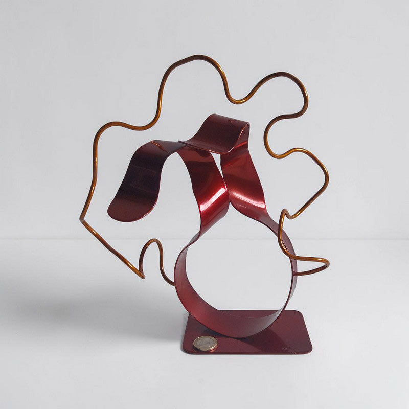 Sculpture ruban abstraite acier rouge avec fil orange ND-VIA-FIL-ROUGE-ORANGE pièce euro comme échelle NaguraDesign